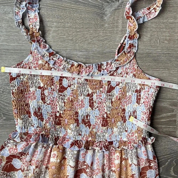 ASTR Floral Smocked Tiered Midi dress - Picture 10 of 11